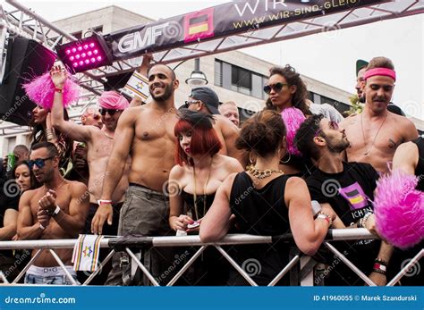 Participantes No Identificados Durante Desfile De Orgullo Gay Imagen Editorial Imagen De