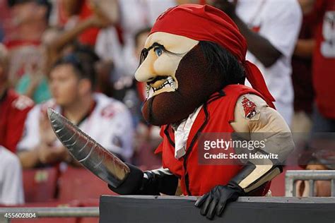 Tampa Bay Buccaneers Mascot Photos And Premium High Res Pictures