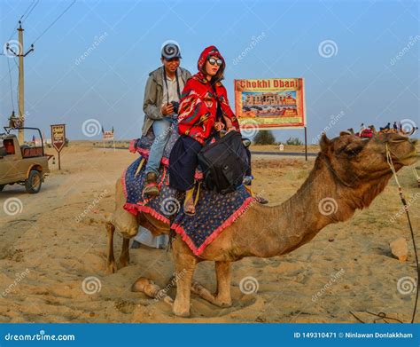 Camello Que Monta En El Desierto De Thar En Jaisalmer La India Foto