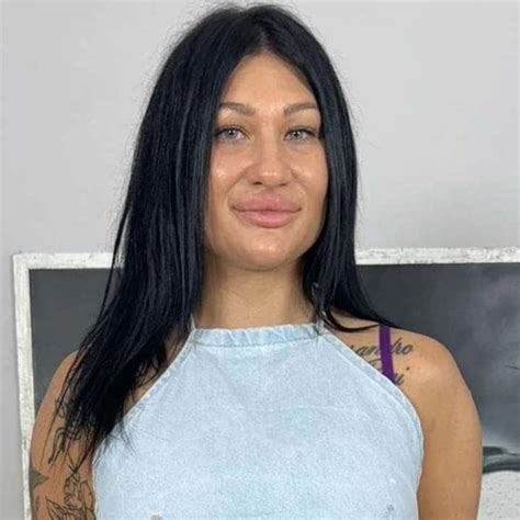 A Brunette Milf Gets Fucked By A Strange Photographer Amateur Porn