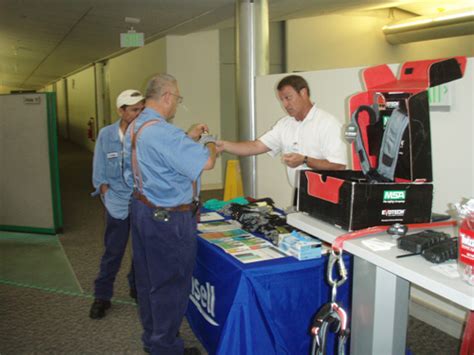 ESQ Division's safety fair | A vendor helps an Argonne emplo… | Flickr