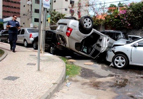 G1 Carro capota em colisão envolvendo cinco veículos em Fortaleza