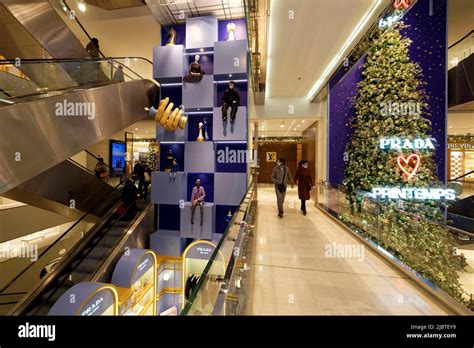 Department Store Escalator Hi Res Stock Photography And Images Alamy