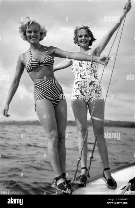 Mode Modelle Frau trägt Bikini Frau trägt Badeanzug volle Länge Yacht 1950er 50er Jahre