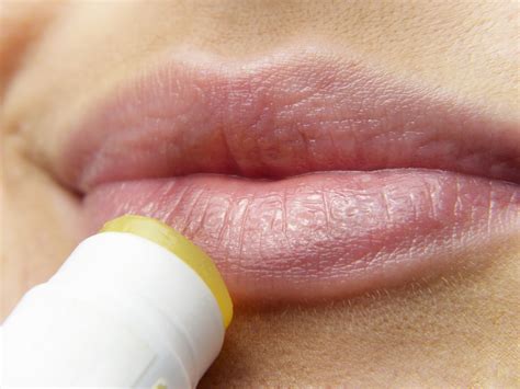 Home Remedies For Cracked Lips | Sanisha14