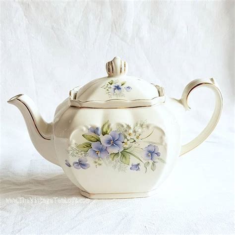 This Sadler teapot with lavender pansies pattern is so pretty!!! There are many Sadler teapots ...