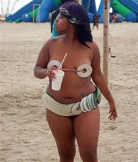 Sốc với những thảm họa bikini trên bãi biển