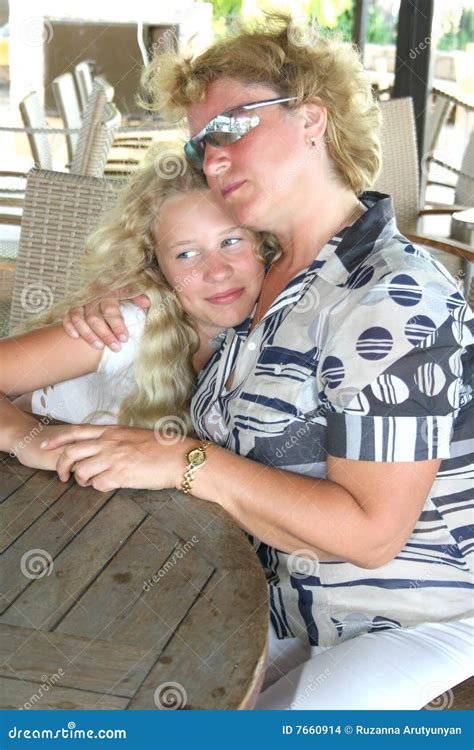 Blonde Mutter Und Tochter Stockfoto Bild Von Mode Person