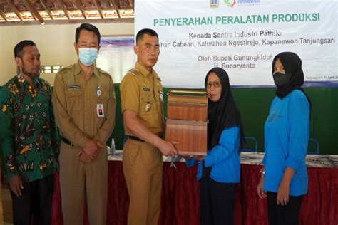 Pemkab Gunungkidul Serahkan Bantuan Alat Produksi Kepada Pelaku UKM