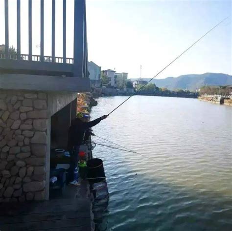 东阳一壮汉钓鱼意外触碰高压线，瞬间被击倒心跳呼吸骤停先生电线钓鱼竿