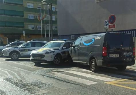 Un repartidor de Amazon empotra su furgoneta contra un coche de Policía