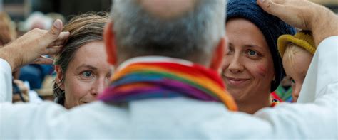 Il Papa firma la nuova svolta vaticana sì alle benedizioni delle coppie gay ma non è un