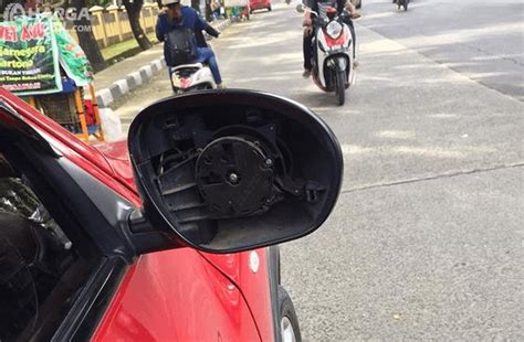 Tips Memperbaiki Rumah Kaca Spion Mobil Rusak