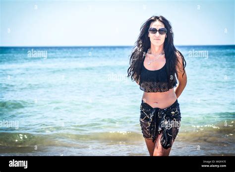 Beautiful woman in black bikini Fotos und Bildmaterial in hoher Auflösung Alamy