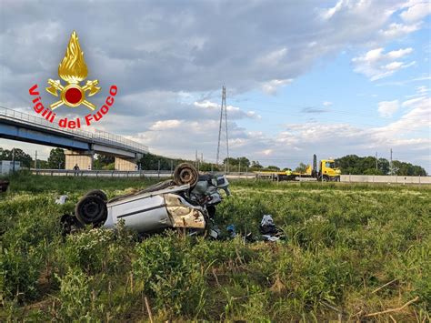 Si Schianta Con L Auto Contro Il Guardrail Sull Autostrada A1 E Finisce