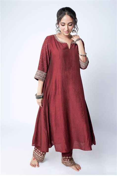 Buy Maroon Chanderi Embroidery Zari Thread Notched Sleeve Kurta For