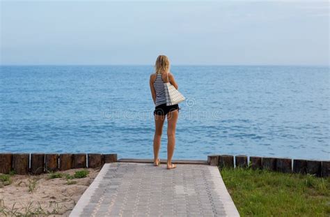 La Belle Fille Blonde S Assied Sur Un Tabouret Image Stock Image Du Mode Blonde