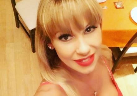 La Selfie Hot De M Nica Farro En La Cama Y Aburrida