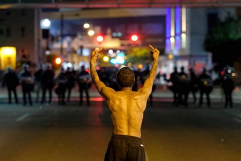 Protestas En Akron Ohio Estados Unidos Tras Divulgarse Un Vídeo De Un Hombre Negro