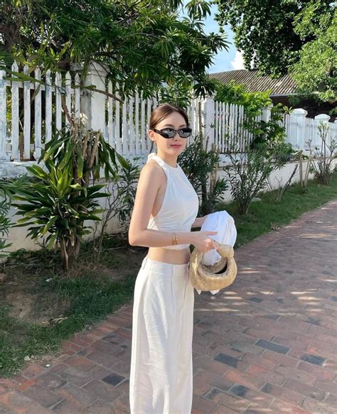 Hot girl Lào gốc Việt xinh đẹp giàu có giờ ra sao