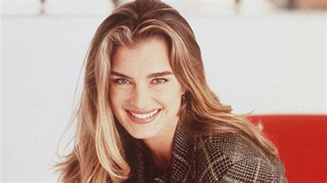 El Bikini Rojo De Brooke Shields Y Otras Prendas Del Mismo Tono Que Favorecen A Todas Las Edades
