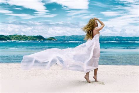 Belle Jeune Fille Heureuse Dans Le Bikini Sur Une Plage Tropicale Sur SA Photo Stock Image Du