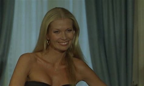 Naked Alexandra Delli Colli in Mieux vaut être riche et bien portant que fauché et mal foutu