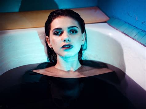 Ragazza Con Le Spalle Nude Che Si Trovano Nel Bagno Con Acqua Porpora Colorata Concetto Di Modo