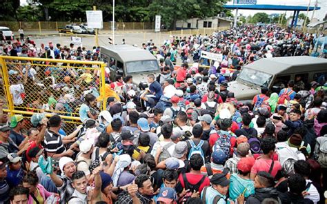 La Caravana De Migrantes Rompe La Valla Fronteriza Entre Guatemala Y