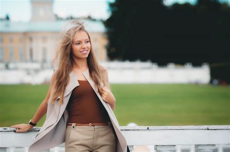 Premium Photo Beautiful Blonde Woman In The Park