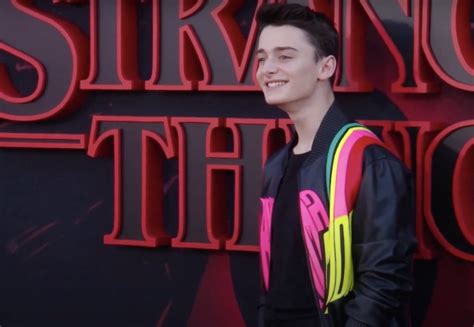 Actor de Stranger Things revela que es gay a través de un video