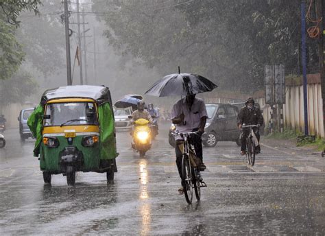 Weather Update ভারী বৃষ্টির পূর্বাভাস রাজ্যের ৫ জেলায় Ajker Weather