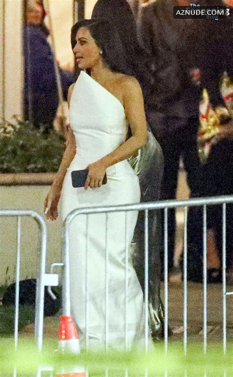 Emily Ratajkowski Sexy And Nude Shows Off Her Hot Boobs At Vanity Fair Oscar In Beverly Hills