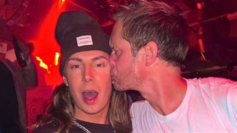 Alexander Skarsgård tiene noche loca besando chicos en bar gay Homosensual