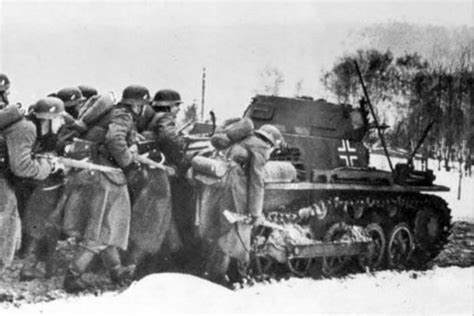 Немецкая пехота под прикрытием танка Pz.Kpfw. IV наступает восточнее ...