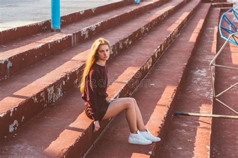 Jeune Fille Blonde Dans La Jupe Se Reposant Sur Les Escaliers Peints Photo Stock Image Du