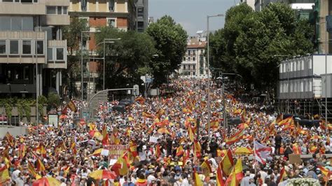 Decenas De Miles De Personas Protestan En Madrid Contra El Plan De