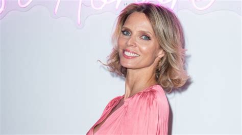 Sylvie Tellier Sublime En Bikini Elle Blouit En Posant Dans Lune Des Merveilles Naturelles