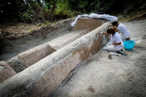 Pompeya Una Misteriosa Tumba Con Un Cad Ver Momificado En La Ciudad