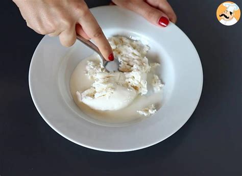 Homemade stracciatella, easy, cheap and quick recipe for burrata cream