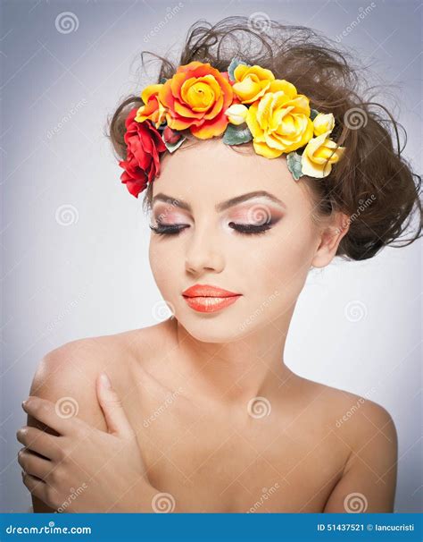 Ritratto Di Bella Ragazza In Studio Con Le Rose Rosse E Gialle Nei Suoi Capelli E Spalle Nude