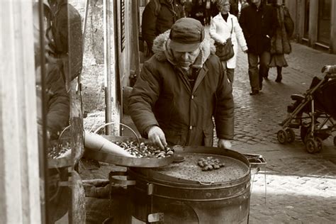 Vendeur De Marrons Chauds A Cot De La Fontaine De Tr Vi Flickr