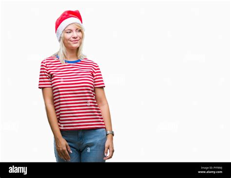 Junge hübsche blonde Frau tragen Mütze über isolierte Hintergrund entfernt mit einem Lächeln