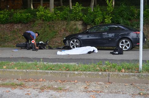 Si Schianta Contro Unauto Sul Rettilineo Maledetto Muore Motociclista