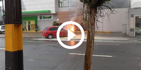 VÍDEO Carro pega fogo em rua movimentada de Joinville bombeiros foram