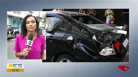 Mesmo Batido Carro Atingido Por Caminhonete Que Despencou De Pr Dio