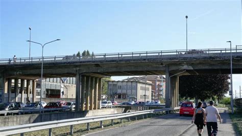 Sedicenne Tenta Di Gettarsi Dal Cavalcavia Di San Martino A Novara