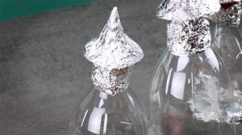 Из трех бутылок, фольги и проволоки муж соорудил светящийся замок: все ...