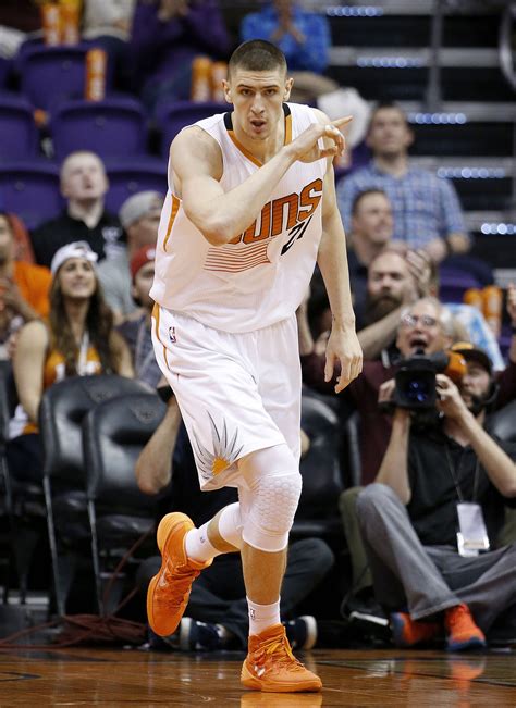 As war tears apart his native Ukraine, Suns’ Alex Len focuses on basketball