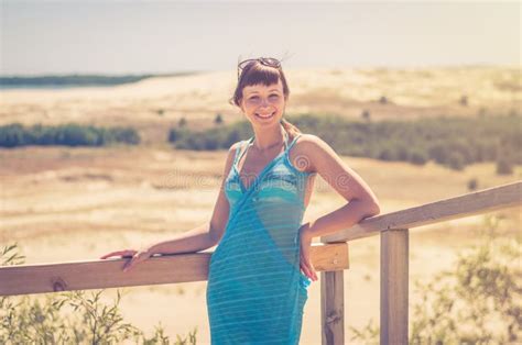 Jovencita Hermosa Con Envoltura De Pareo Bikini Y Gafas De Sol En La Cabeza Posando Imagen De